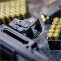 Profil kolimatora Vortex Defender-ST zamontowanego na zamku pistoletu. Tekstura Fast-Rack pozwala na szybkie awaryjne przeładowanie.