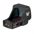 Kolimator MRDS Vortex Defender-XL pod kątem. Szerokie okno celownicze gwarantujące duże pole widzenia w strzelectwie taktycznym.