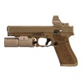 Profil kolimatora Vortex Defender-XL w kolorze Tan na zamku pistoletu. Widoczne ryflowanie Fast-Rack do przeładowań.