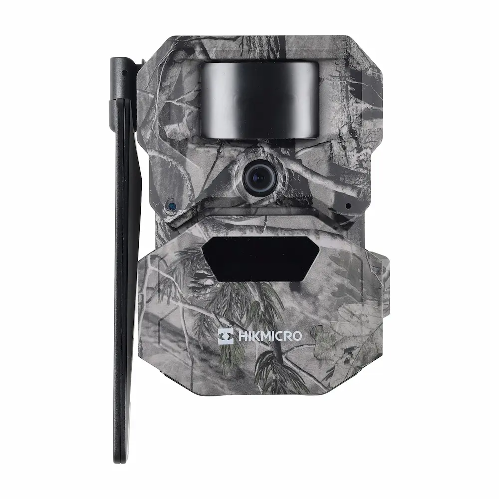Fotopułapka HIKMICRO T16 4G LTE z systemem Dual-FOV. Front wodoszczelnej obudowy IP66 z szerokokątnym obiektywem i matrycą 24MP do monitoringu.