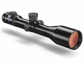 Zbliżenie na imponujący obiektyw 60 mm lunety Zeiss Victory V8, ukazujące powłoki antyrefleksyjne oraz szkła SCHOTT gwarantujące 92-procentową transmisję światła w warunkach zmierzchowych.