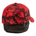 Widok z tyłu na czapkę bezpieczeństwa Deerhunter Ram Arctic, pokazujący tył głowy w kamuflażu Realtree Edge® Red oraz logo producenta, podkreślający solidne wykonanie serii Arctic.