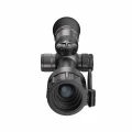 Obiektyw 25 mm w termowizorze HIKMICRO Neos NE25. Ekstremalnie czuły sensor NETD <18 mK gwarantuje detekcję na dystansie 1200 m.