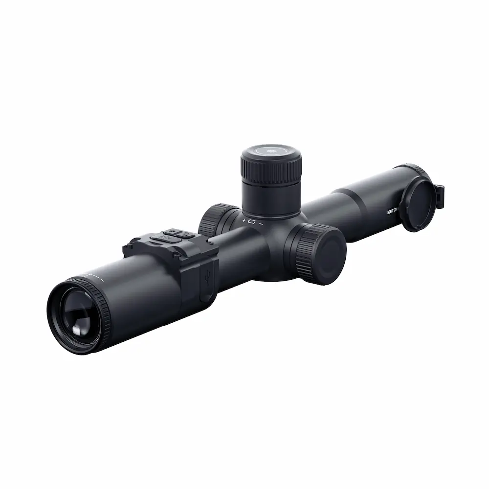 Rzut na obiektyw 25mm noktowizora PARD Night Stalker 4K. Czuły sensor CMOS zapewnia ostry obraz zwierzyny w kolorze w dzień i czarno-biały nocą.