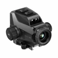 Detal portu zasilania w HIKMICRO HIKTac TC19L. Termowizor obsługuje wymienne ogniwa 18650, gwarantując 3,5h pracy w łowisku.