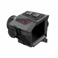 Detal portu zasilania w HIKMICRO HIKTac TC19. Celownik obsługuje wymienne ogniwa 18650, gwarantując 4h pracy oraz awaryjne ładowanie USB-C.