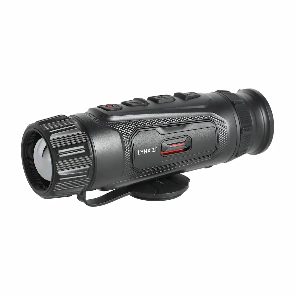 Rzut na obiektyw monokularu HIKMICRO Lynx 3.0 LQ35. Potężna optyka z czułością NETD <15 mK zapewnia zasięg detekcji zwierzyny do 1800 m.