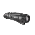 Rzut pod kątem na monokular termowizyjny HIKMICRO Lynx 3.0 LQ35L z dalmierzem. Ergonomiczna bryła ułatwiająca obsługę nocą.