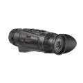Port zasilania i wymienne ogniwo 18650 w HIKMICRO Lynx 3.0 LQ35L. Zapewnia myśliwemu do 5 godzin ciągłej pracy w terenie nocą.