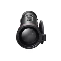 Zbliżenie na soczewkę obiektywu 50 mm modelu HIKMICRO Falcon FQ50 2.0 z powłokami ochronnymi, zapewniającą zasięg detekcji zwierzyny do 2600 metrów.