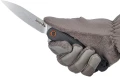Nóż outdoorowy Skif Townee SW Black w dłoni. Czarna, teksturowana rękojeść G-10 oraz jelec z flippera gwarantują pewny chwyt do pracy.