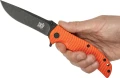 Nóż outdoorowy Skif Urbanite II BSW Orange w dłoni. Jaskrawa rękojeść G-10 oraz jelec z flippera gwarantują pewny chwyt i bezpieczeństwo.