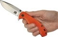 Nóż outdoorowy Skif Sturdy II SW Orange w dłoni. Jaskrawa rękojeść G-10 i jelec z flippera gwarantują bezpieczeństwo na biwaku.