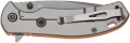Profil złożonego noża Skif Sturdy II Orange od strony stalowej ramy z blokadą Frame-Lock. Ukazany klips mocujący to narzędzie outdoorowe w kieszeni.