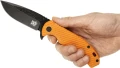 Nóż Skif Sturdy II BSW Orange w dłoni roboczej. Teksturowany chwyt rękojeści G-10 i jelec z flippera gwarantujące bezpieczeństwo pracy na biwaku.