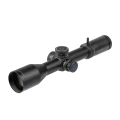 Zbliżenie na obiektyw 50 mm lunety Delta Javelin ze szkłami ED, zapewniający jasny obraz o zmierzchu.