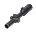 Zbliżenie na obiektyw 24 mm lunety Delta Hornet 1-6x24, krystalicznie czysta optyka z powłokami wielowarstwowymi zapewniająca szeroki kąt widzenia.