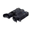 PARD Osprey 4K pod kątem. Zintegrowany dalmierz laserowy LRF do 1000m pozwala na precyzyjny pomiar odległości do zwierzyny.