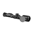 HIKMICRO Stellar SQ50LR 4.0 pod kątem z przodu z obiektywem germanowym 50 mm F1.0 i dalmierzem laserowym LRF 1200 m