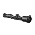 HIKMICRO Stellar SX75LR 4.0 pod kątem z przodu z obiektywem 75 mm F1.2 i dalmierzem laserowym LRF-inside 1200 m
