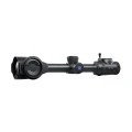 Pulsar Thermion 3 LRF XR60 z lewego profilu z widoczną wieżyczką akumulatora APS5 i aluminiowym tubusem 30 mm