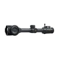 Pulsar Thermion 3 LRF XT60 z lewego profilu z widoczną wieżyczką wymiennego akumulatora APS5 i aluminiowym tubusem 30 mm